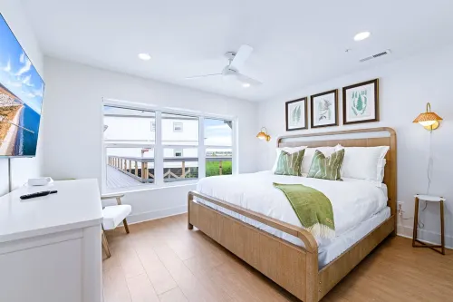 Waterfront Marina and Outdoor Lounge - Breathtaking Coastal Haven Hotel a Georgetown