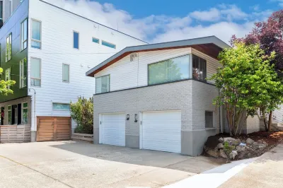 2 King Suite BBQ Free parking 93 Walking score Pet-friendly Hotels in ballard