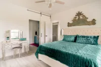 Spacious Haven with Fenced Yard and Comforts - Stunning Retreat