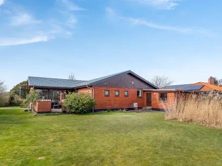 "Natalija" - 700m from the sea Отели в г. Albaek