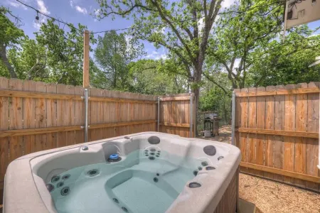 The Grove E with Hot Tub & King Bed - 2 Blks to Main