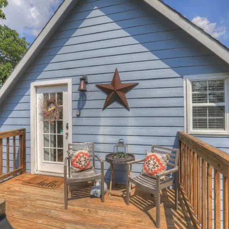 Cactus Flower Treehouse-Pet Friendly-Hill Country Views!