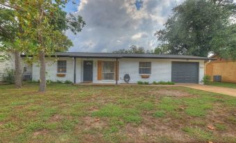 Elegant and Stylish Glenmoor Abode - 5 Min to Town