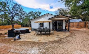 Brand New Private Pool and Hot-Tub Near Main!