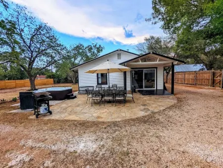 Brand New Private Pool and Hot-Tub Near Main!