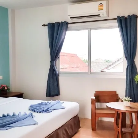 J.Holiday Inn Krabi Отели рядом с достопримечательностью «Wat Kaew Korawaram»