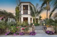 Seventh & Shore Stylish Seal Beach Home w/ Elevator, Fireplace + Bold Design - Wifi