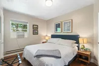 Private full-floor upstairs 2 bedroom apartment @13th & Grand