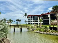 Completely renovated one bedroom on the beach, 65' Samsung TV tennis, pool.