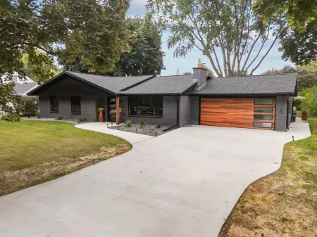 Pack 'Em Inn - Ultimate Titletown Comfort Отели в г. Ашваюбенон