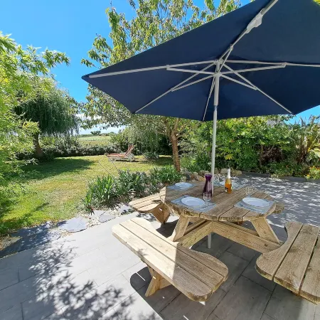 Holiday Home in Cléder near Les Amiets Beach Отели в г. Кледе