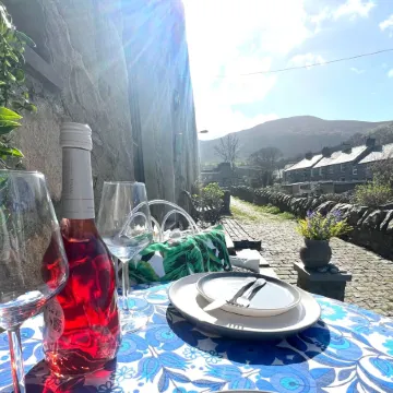 Cottage - Sleeps 4 - Pet Friendly - Terrace