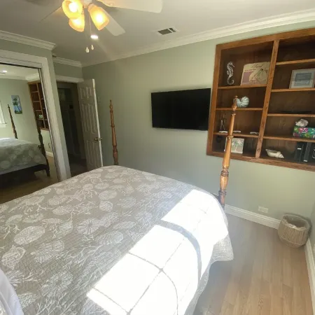 Oceanview home walking distance to beach, pier & short drive to downtown Ventura