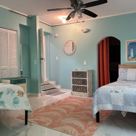 Cozy 2-BR 2-BA bungalow near beaches and  7-Mile Bridge - Pet Friendly!
