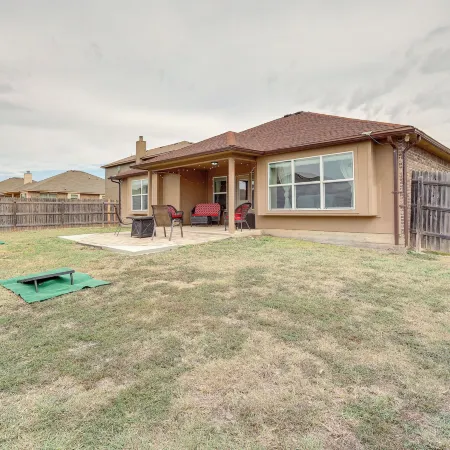 8 Mi to Fort Cavazos! Modern Home w/ Fire Pit