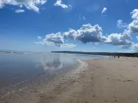 Dog & family friendly 2 bedroom sleeps 6, 10 mins walk to the beach