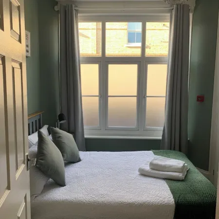 Charming 2 br apartment next to worthing station, close to town and seafront
