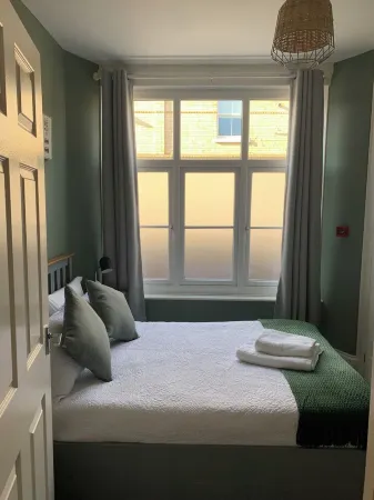 Charming 2 br apartment next to worthing station, close to town and seafront