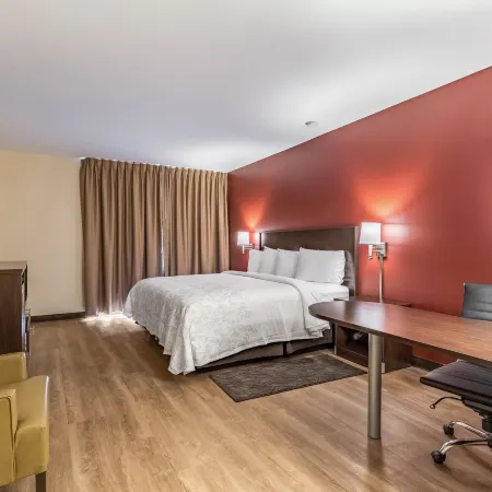 Red Roof Plus+ & Suites Houston - IAH Airport SW Отели рядом с достопримечательностью «Торговый центр Greenspoint»