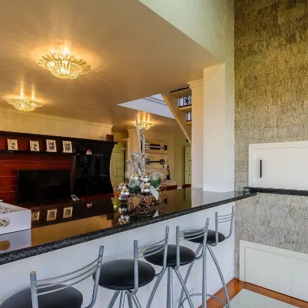3 Bedroom Apartment with Mountain View Rlu0302