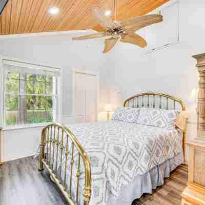 Hot Tub and Fire Pit Lakefront Home on Lake Eloise Rooms