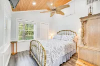 Hot Tub and Fire Pit Lakefront Home on Lake Eloise
