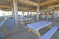 Charming Condo with Golf Course Views - Cozy Coastal Retreat 데스틴 호텔