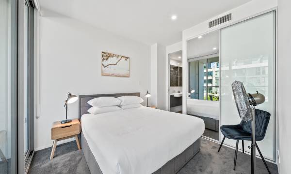 Stylish 1-Bed Retreat Steps from Foreshore