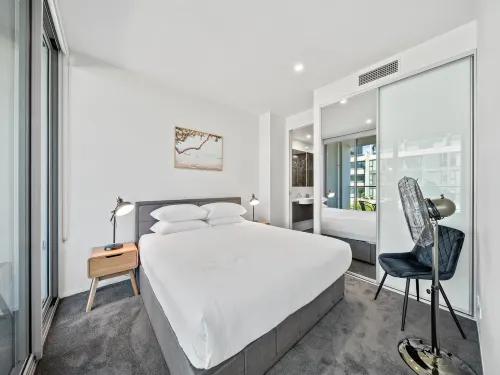 Stylish 1-Bed Retreat Steps from Foreshore