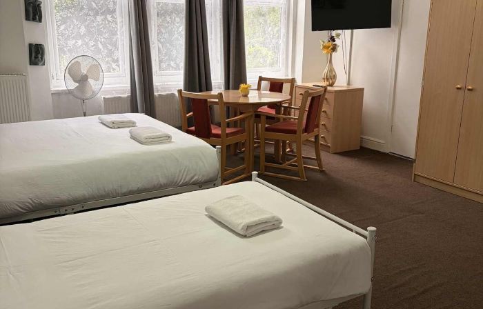 Ground-Floor Family Studio Apartment with Double and Single Beds – Free Parking