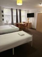 Ground-Floor Family Studio Apartment with Double and Single Beds – Free Parking