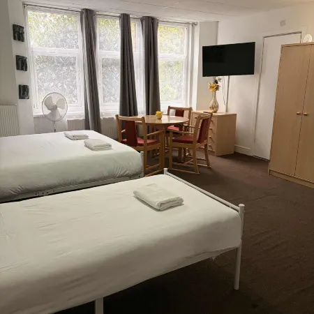 Ground-Floor Family Studio Apartment with Double and Single Beds – Free Parking Отели рядом с достопримечательностью «Пристань для яхт Хаслар»
