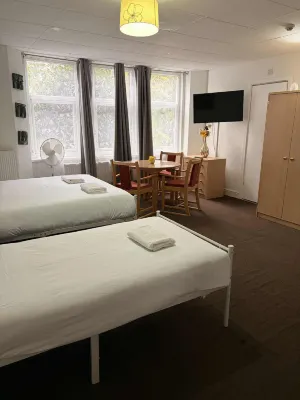 Ground-Floor Family Studio Apartment with Double and Single Beds – Free Parking - Park Yeri