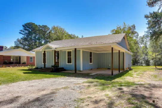 10 Mi to Tennessee River: Blue Willow-themed Home