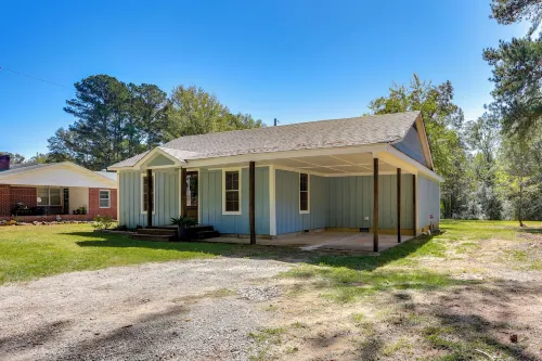 10 Mi to Tennessee River: Blue Willow-themed Home Hotels in Iuka