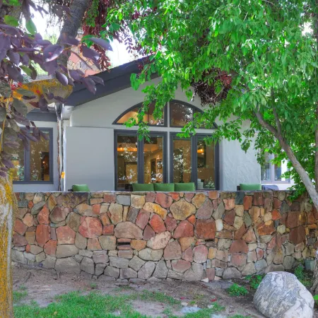 Fully Renovated 2 Bedroom in Arrowhead Village! Condo
