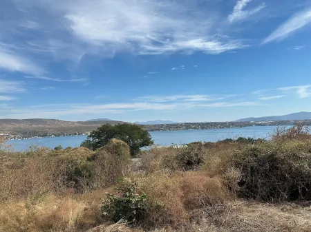 Charming 2-bedroom cottage with WiFi, AC in tranquil Tequesquitengo