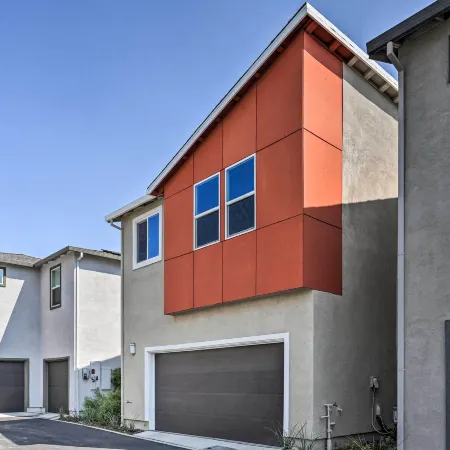 Pet-Friendly Elk Grove Retreat w/ Balcony!