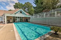 Lovely Norwich Villa, on Golf Course w/ Amenities! - Parkplatz