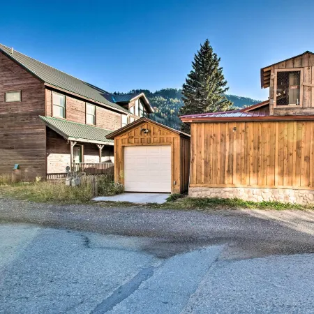 Red River Summer Cabin w/ Fire Pit & Mtn Views
