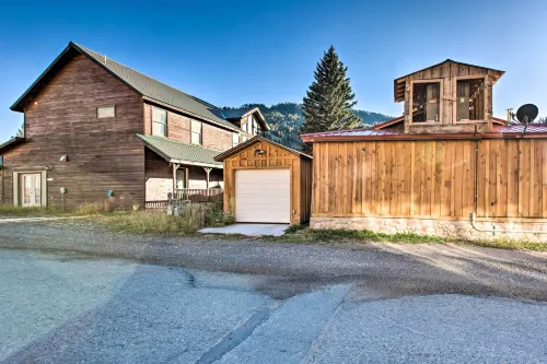 Red River Summer Cabin w/ Fire Pit & Mtn Views