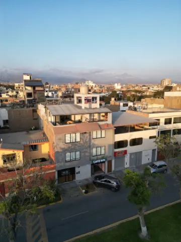 Av. Carlos Valderrama 690