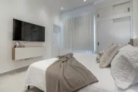 Elegant Beach Villa, Private Pool & Golf Course! Hotels in 