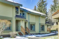2 Mi to Eagle Lodge! Multi-level Haven w/ Hot Tub - 3 stjerner