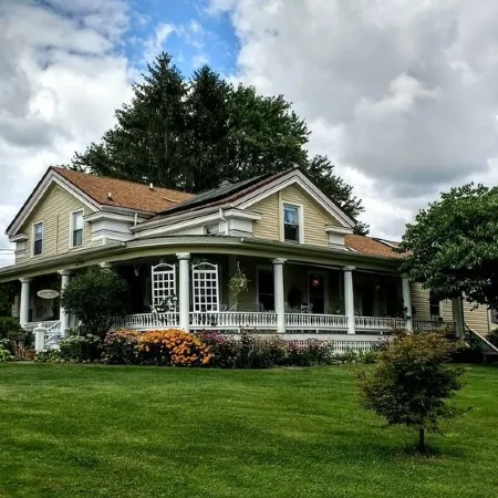It's Here! A Restful Experience...Flx Wine Trails Garden Studio + Deck + BBQ