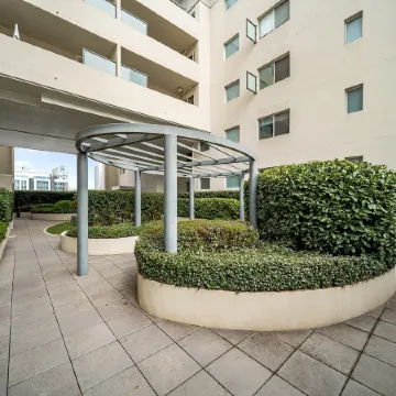 Braddon Retreat: Spacious 1-bed With Parking