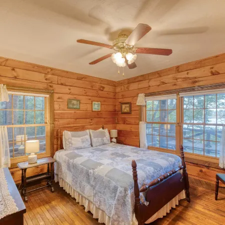 Lakefront Blairsville Cabin w/ Deck + Dock!