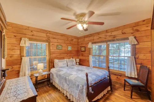 Lakefront Blairsville Cabin w/ Deck + Dock! - parking