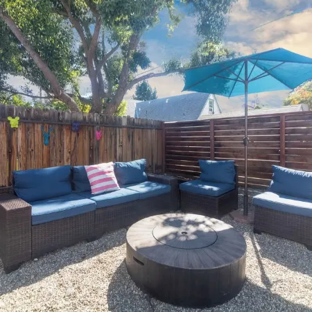 Bright Vibes Home- Sleeps 8- 1 Block to University- Pacman, BBQ, Indoor Gym