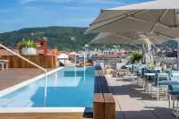 Lasala Plaza Hotel - Airport Shuttle